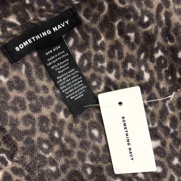 🎁Something Navy Leopard Print Scarf - Picture 6 of 6